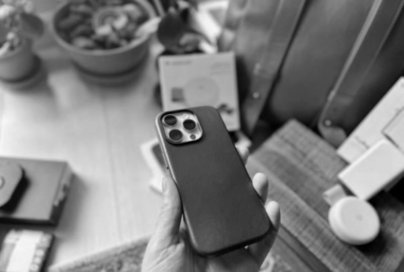 Огляд Nomad Traditional Leather Case Brown для iPhone 16 Pro